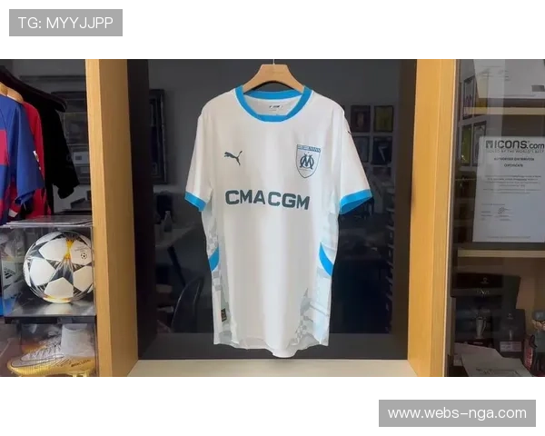 昂热中场阿卜代利身穿马赛球衣，转会接近达成